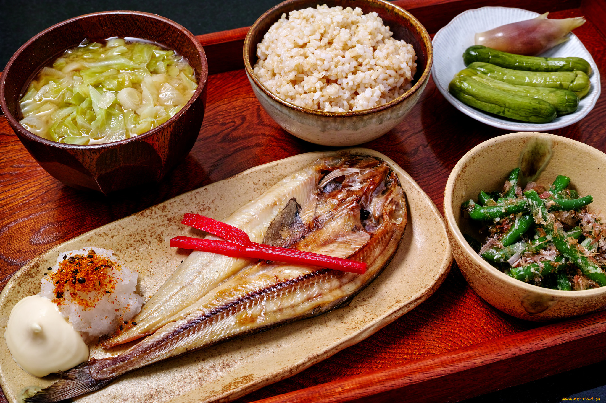Рис рыба тюмень. Рыба с рисом и овощами. Рис рыба японская кухня. Рис с рыбой на обед. Картинка обеда рыба с рисом.
